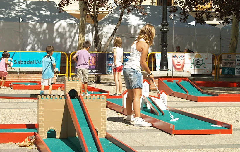 Campo de minigolf portátil de 9 hoyos instalado en evento familiar al aire libre