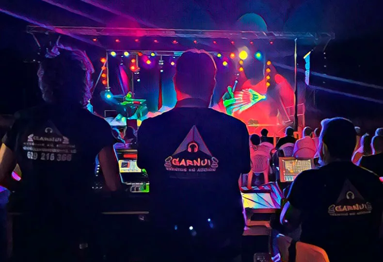 Técnicos de Garnui Eventos trabajando en la producción audiovisual de un concierto en directo